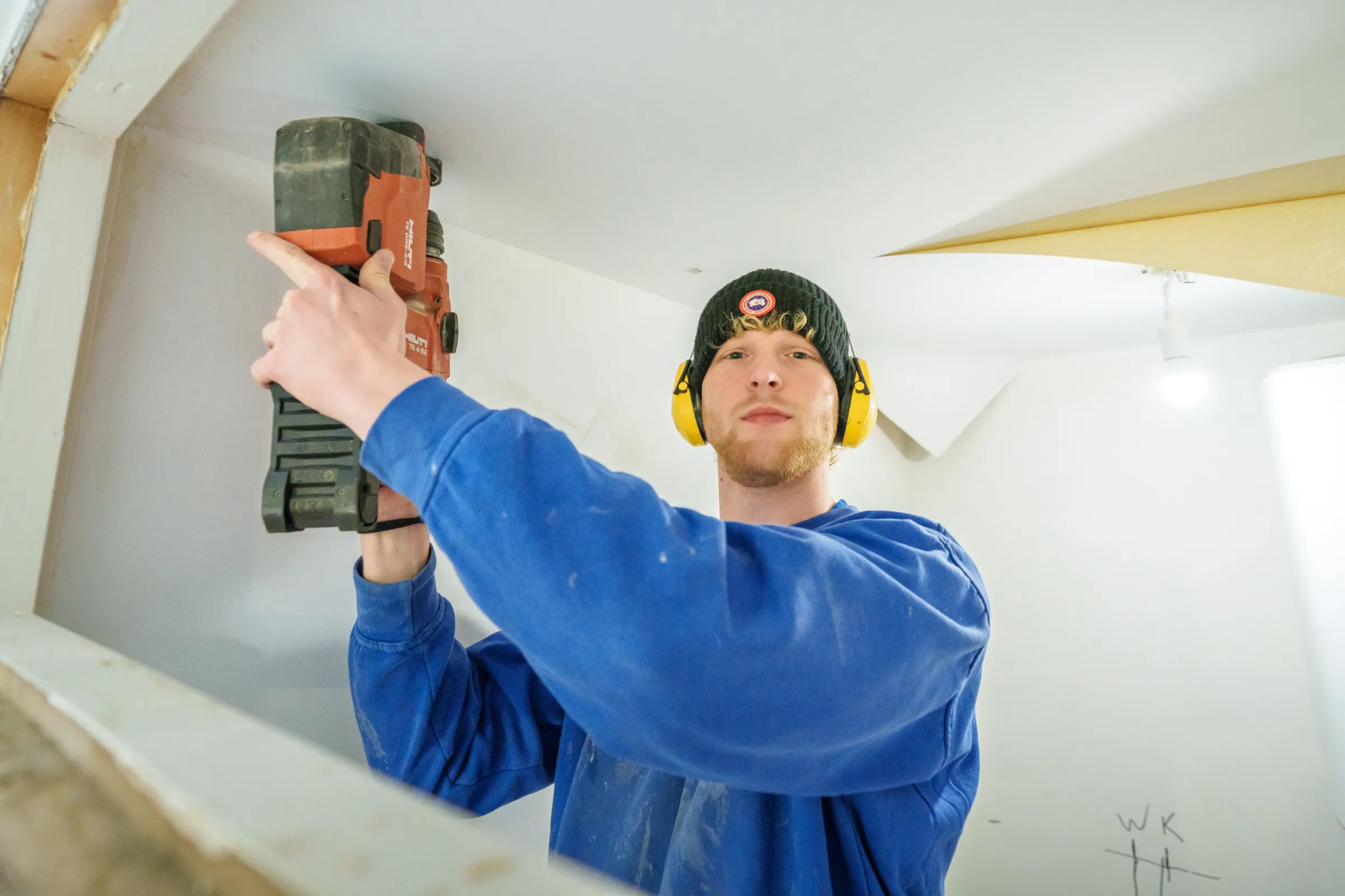 Een collega van Knol Installatietechniek aan het werk