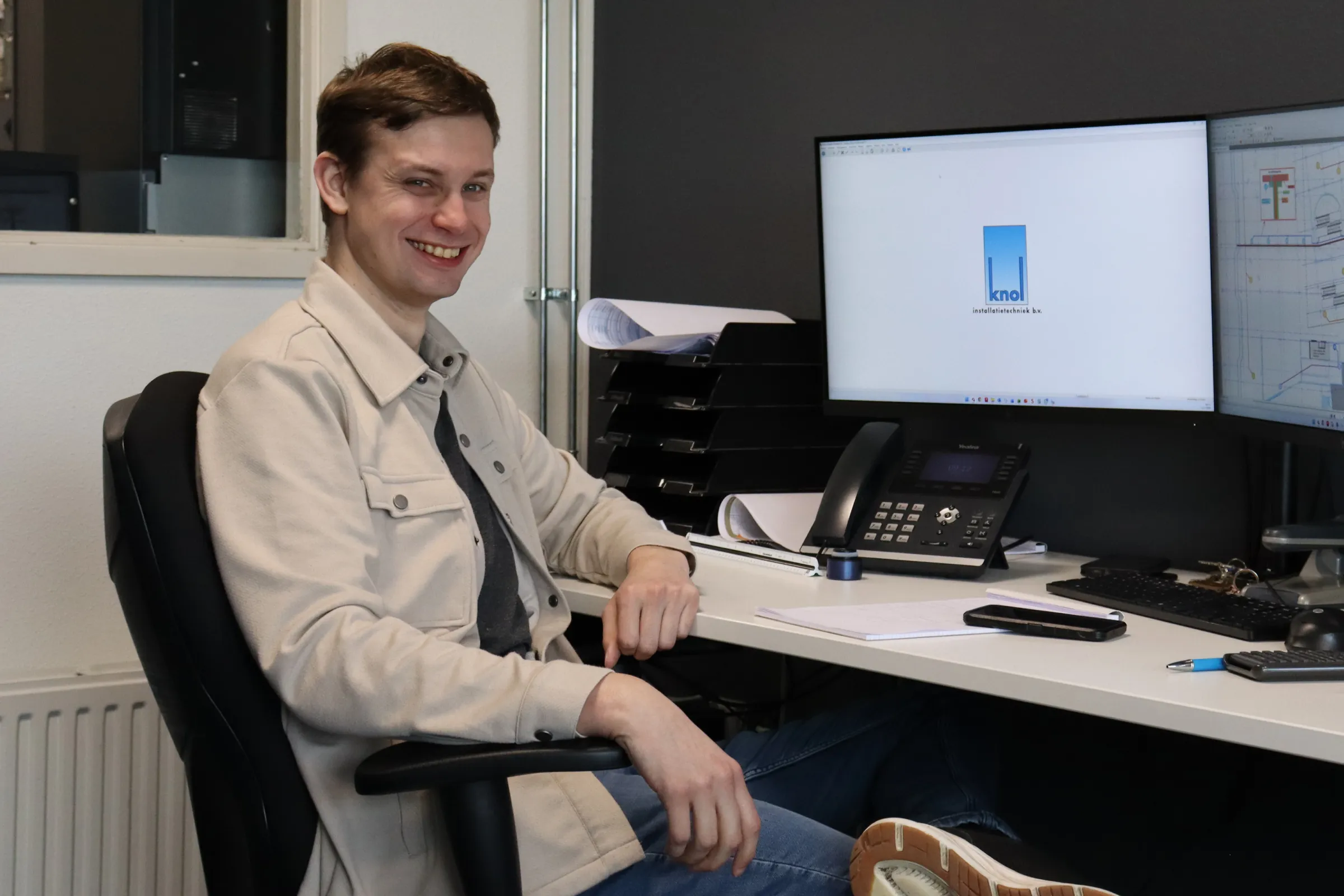 Een collega van Knol Installatietechniek op kantoor