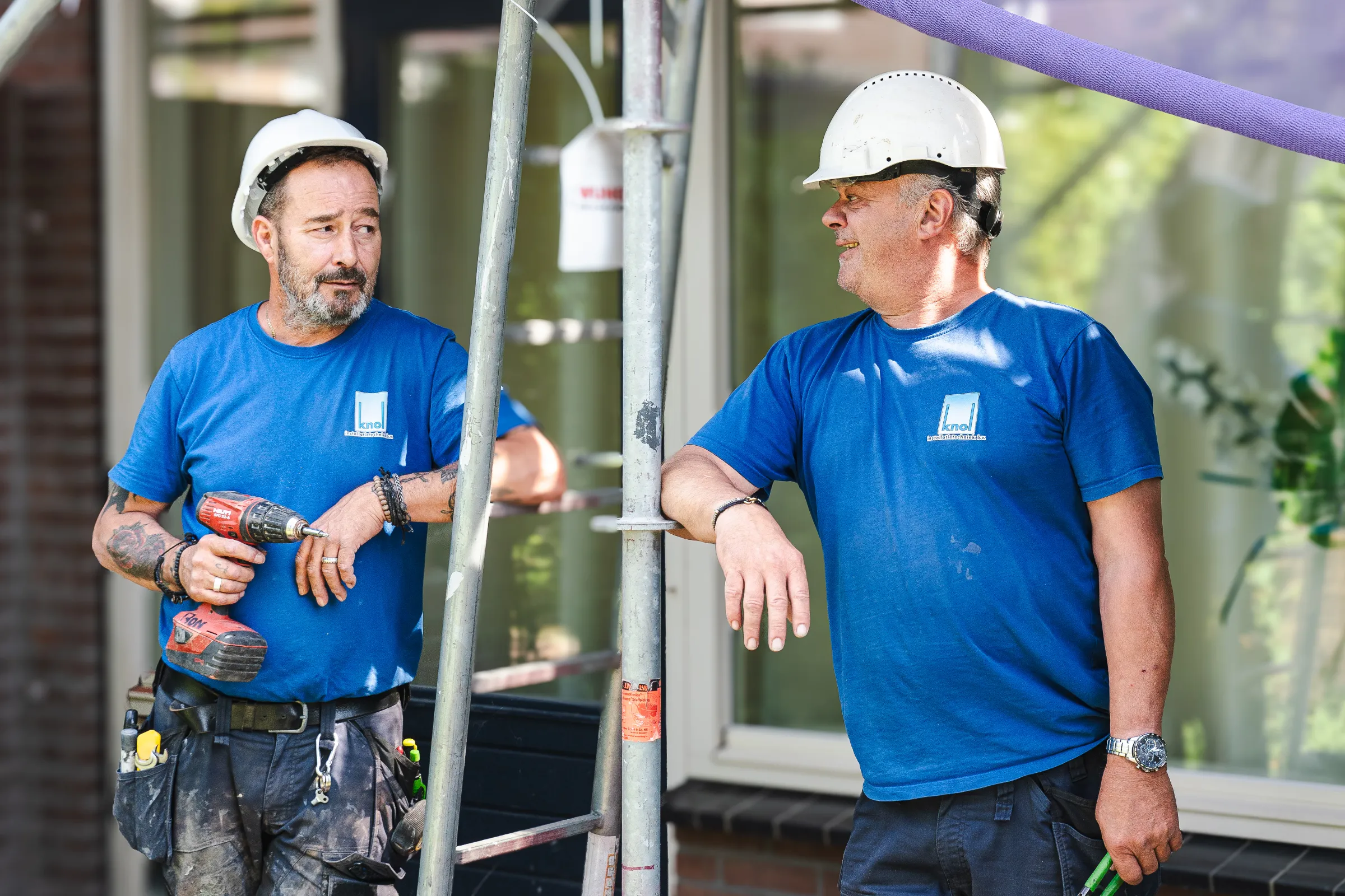 Twee collega’s overleggen op de bouwplaats