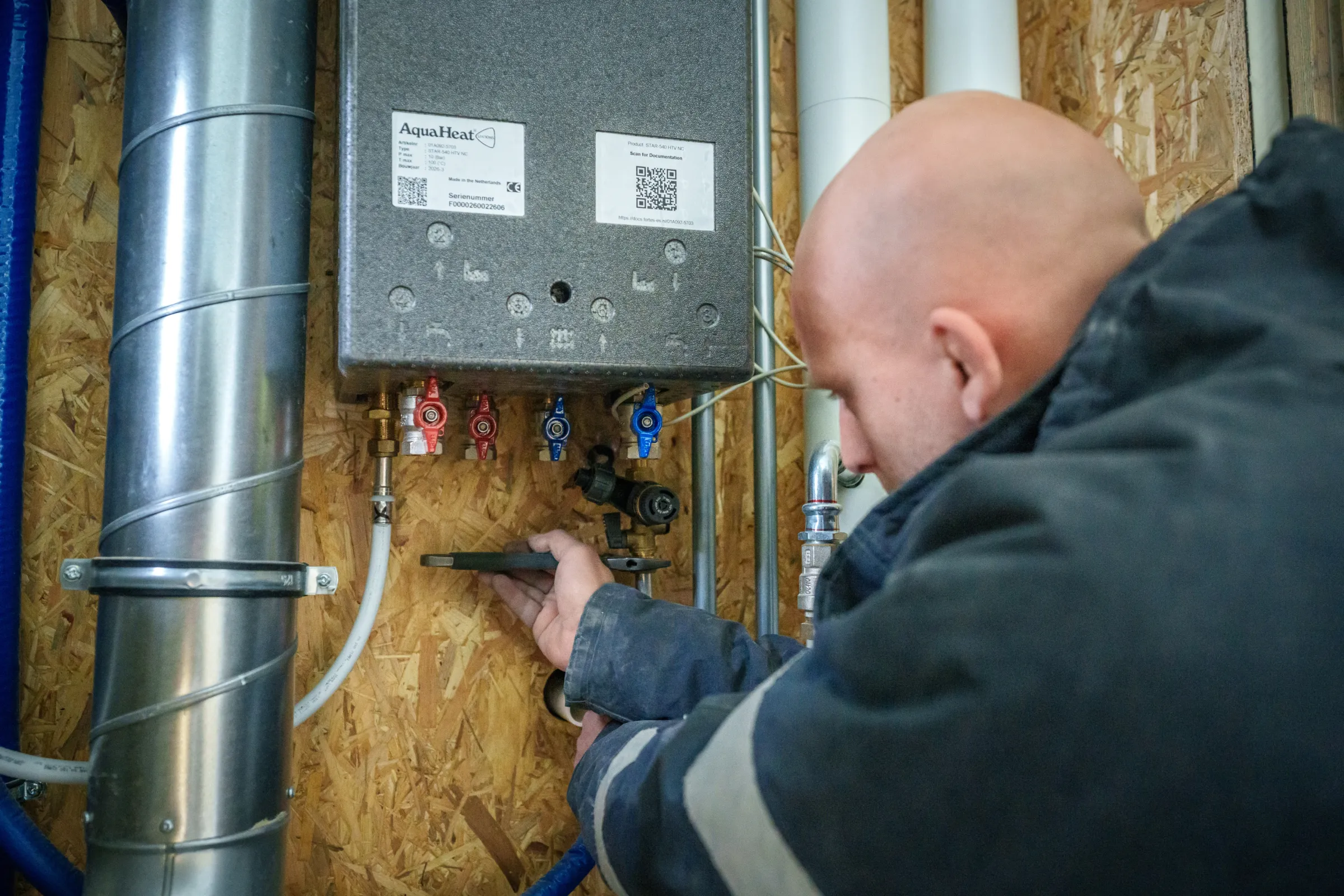 Monteur werkt aan een duurzame W-installatie