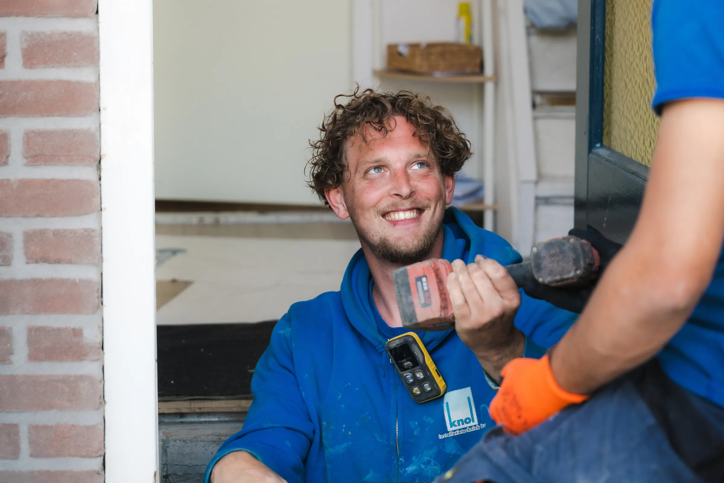 Collega’s helpen elkaar tijdens het installatiewerk