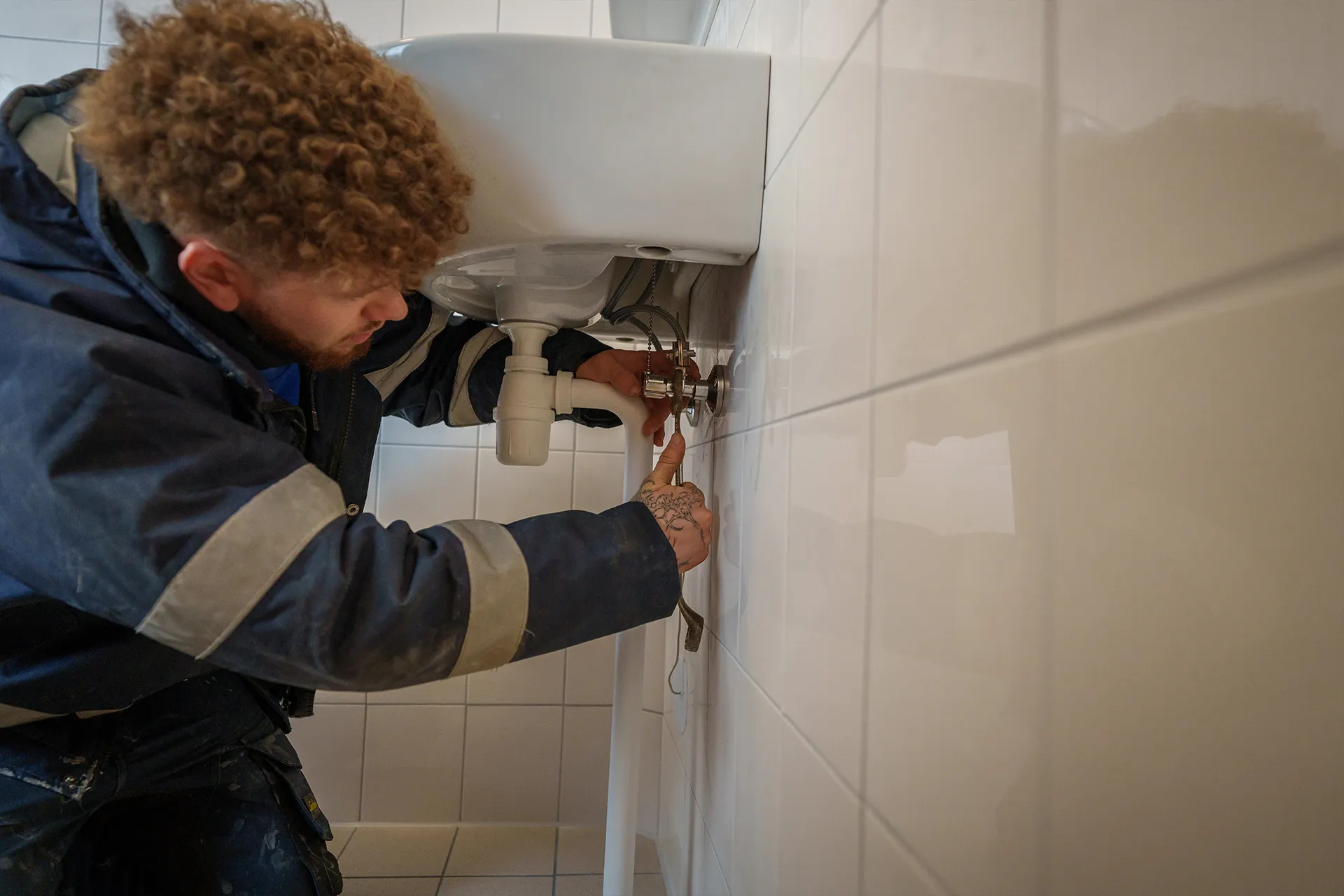 Een monteur van Knol Installatietechniek aan het werk