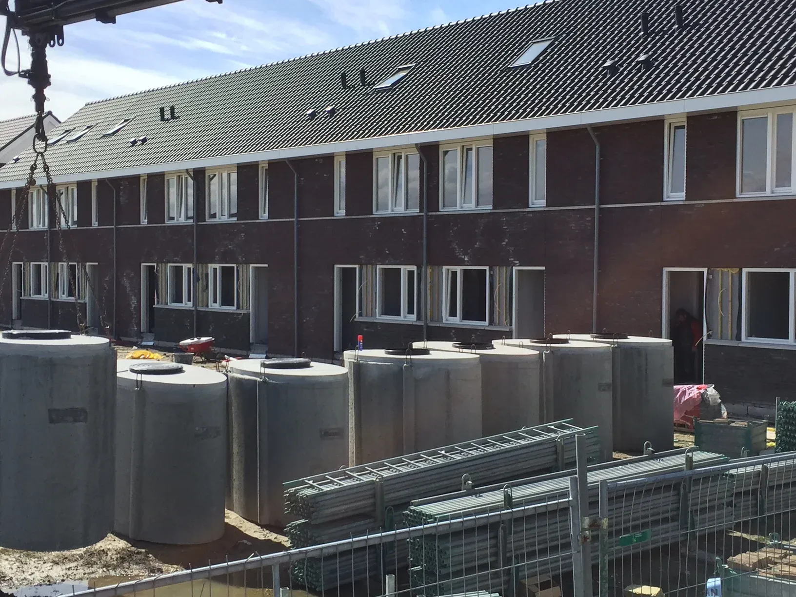 Betonnen regenwaterputten bij woningen