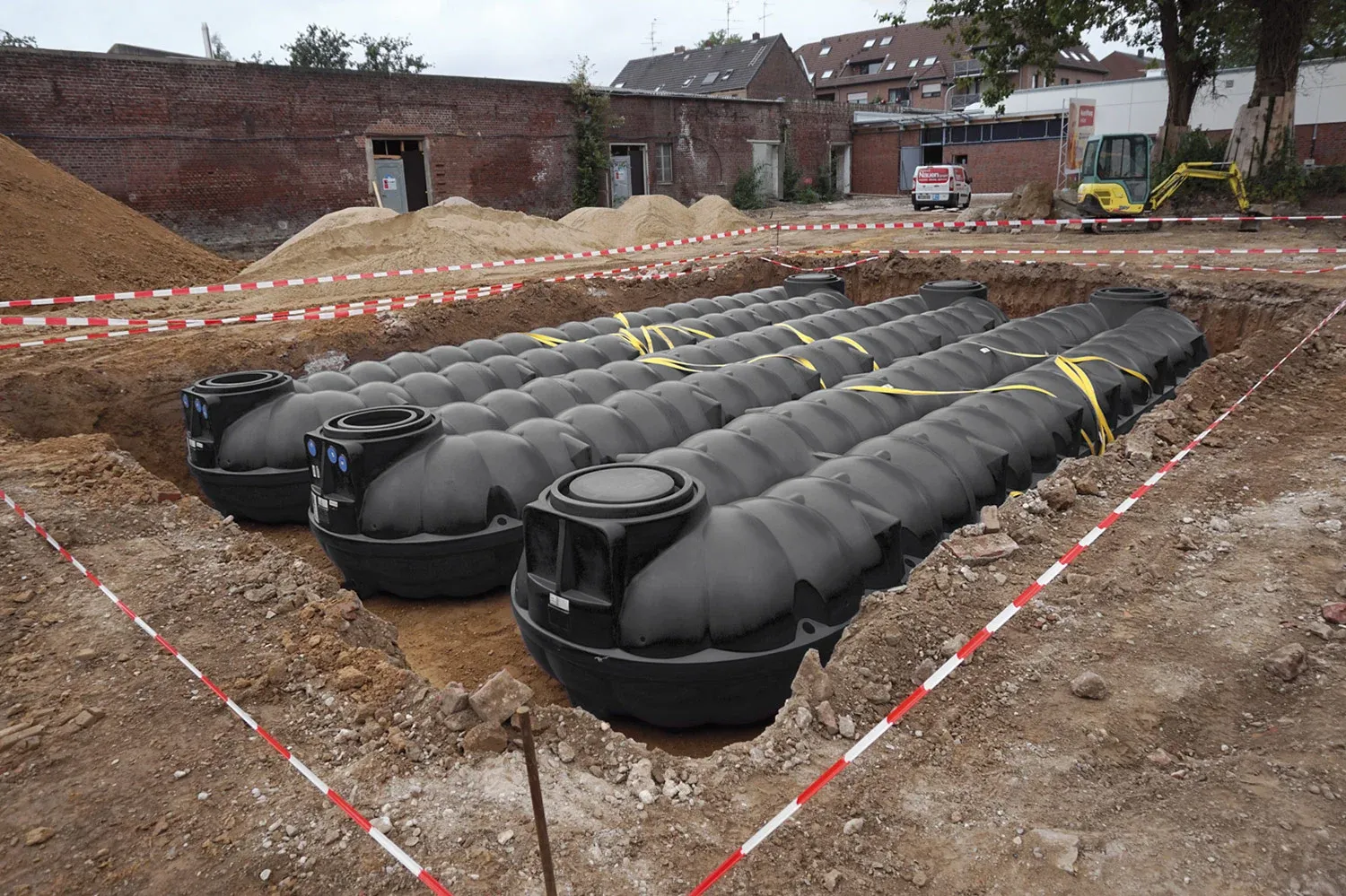 Regenwatertanks bij een bedrijfspand